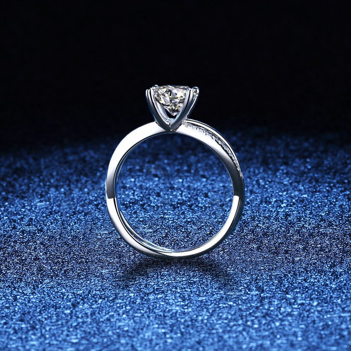 [Plus&Max]ELEGANT 4-PRONG CROSSOVER MOISSANITE ENGAGEMENT RING