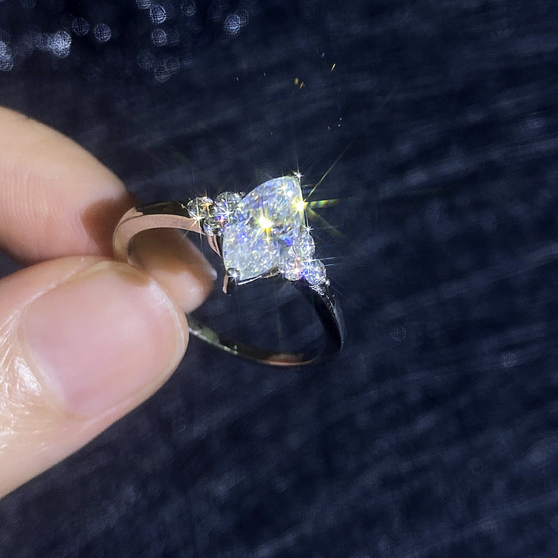 [Plus&Max]ELEGANT MARQUISE CUT MOISSANITE RING WITH SIDE ACCENTS