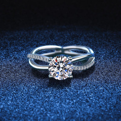 [Plus&Max]ELEGANT 4-PRONG CROSSOVER MOISSANITE ENGAGEMENT RING