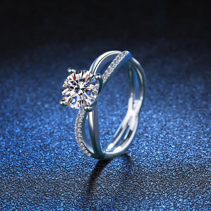 [Plus&Max]ELEGANT 4-PRONG CROSSOVER MOISSANITE ENGAGEMENT RING