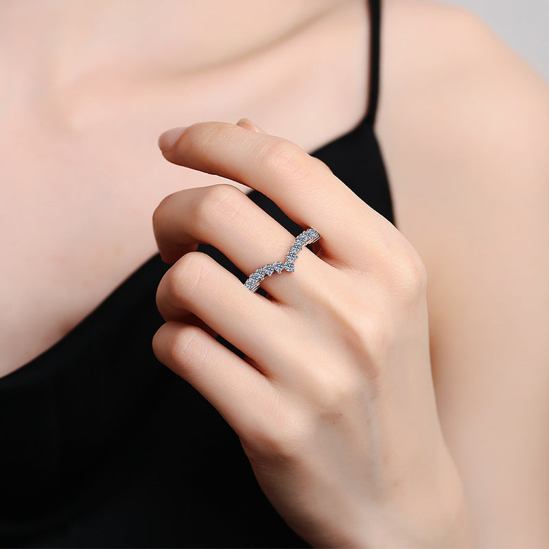 [Plus&Max]ELEGANT V-SHAPED CHEVRON MOISSANITE RING
