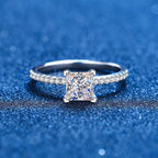 [Plus&Max]ELEGANT PRINCESS CUT MOISSANITE ENGAGEMENT RING