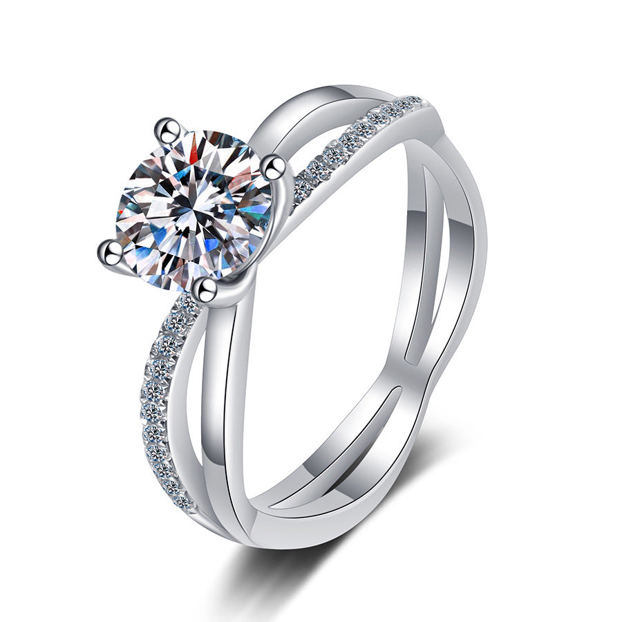 [Plus&Max]ELEGANT 4-PRONG CROSSOVER MOISSANITE ENGAGEMENT RING
