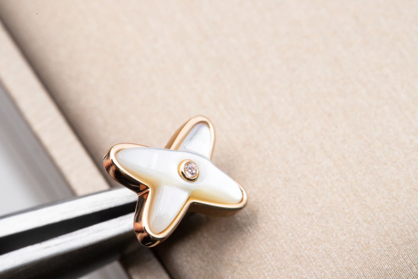 [Max Jewelry ]JEUX DE WHITE MOP PINK GOLD DIAMOND EARRINGS