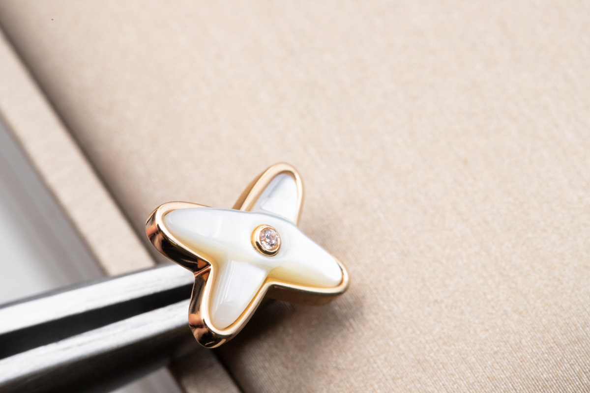 [Plus&Max]JEUX DE WHITE MOP PINK GOLD DIAMOND EARRINGS