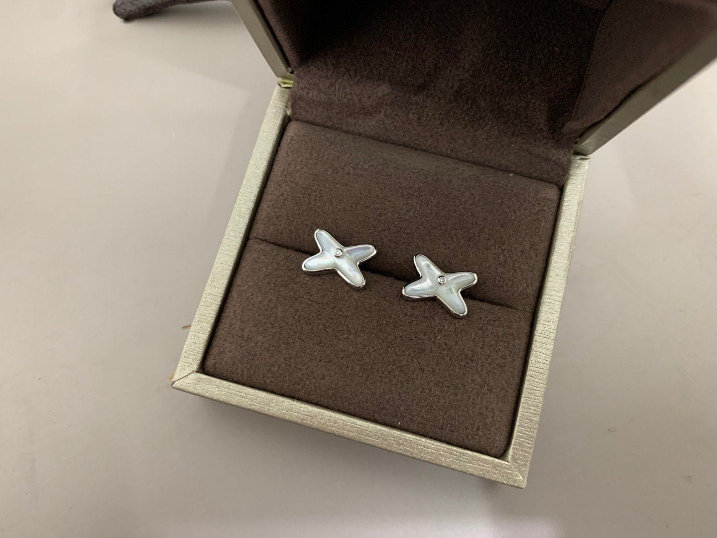 [Max Jewelry ]JEUX DE WHITE MOP SILVER DIAMOND EARRINGS