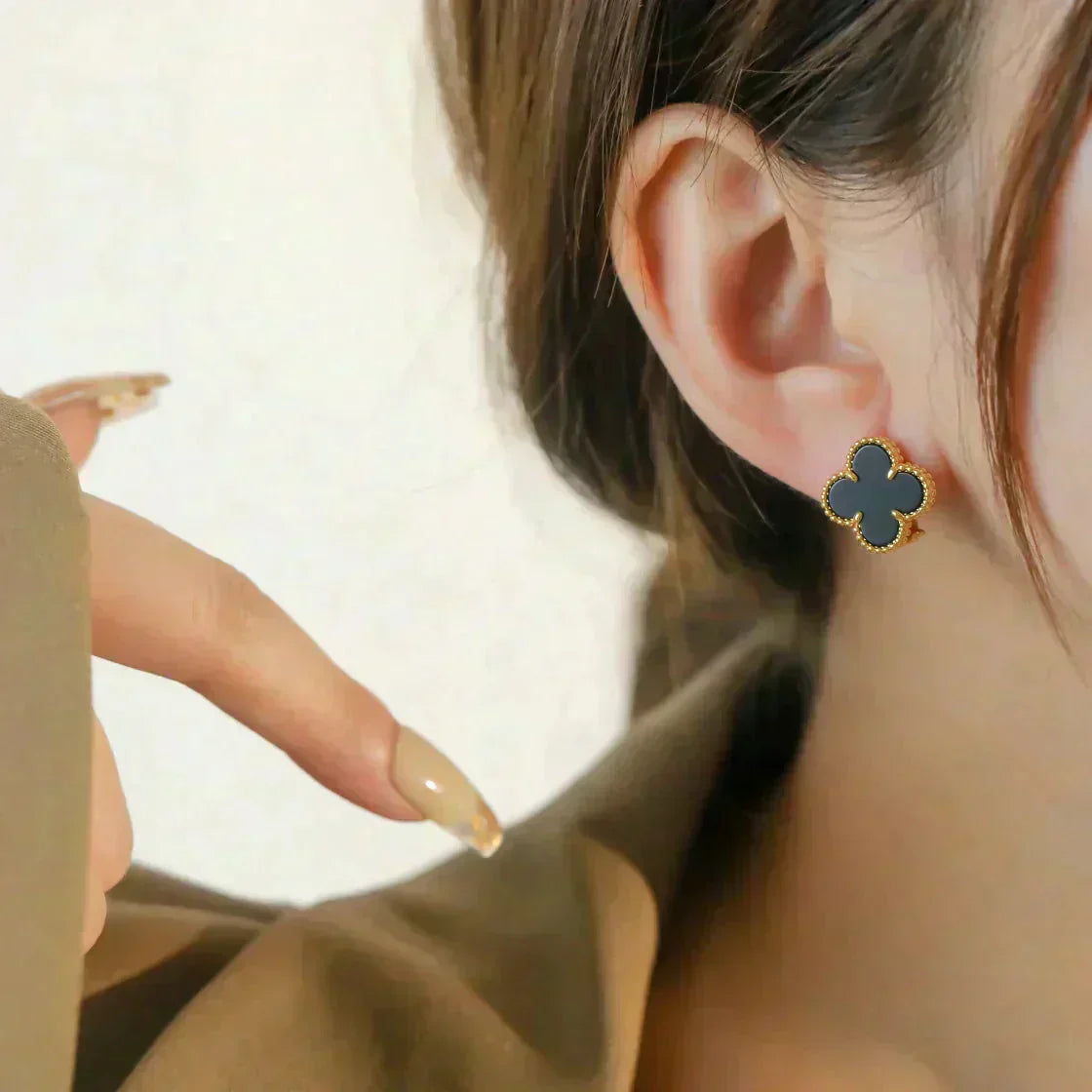 [Max Jewelry ]CLOVER MEDIUM 1 MOTIFS  ONYX STUD EARRINGS