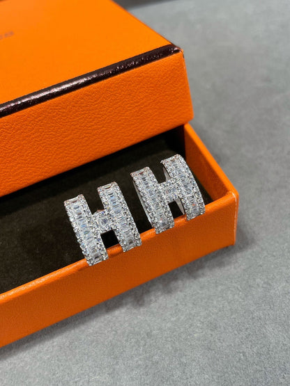 [Max Jewelry ]H STUD EARRINGS WITH SILVER DIAMONDS