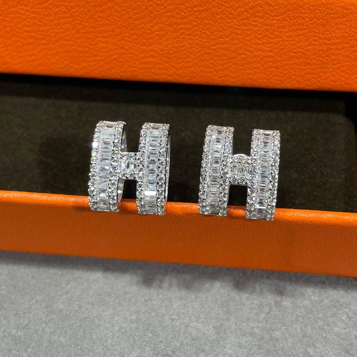 [Max Jewelry ]H STUD EARRINGS WITH SILVER DIAMONDS