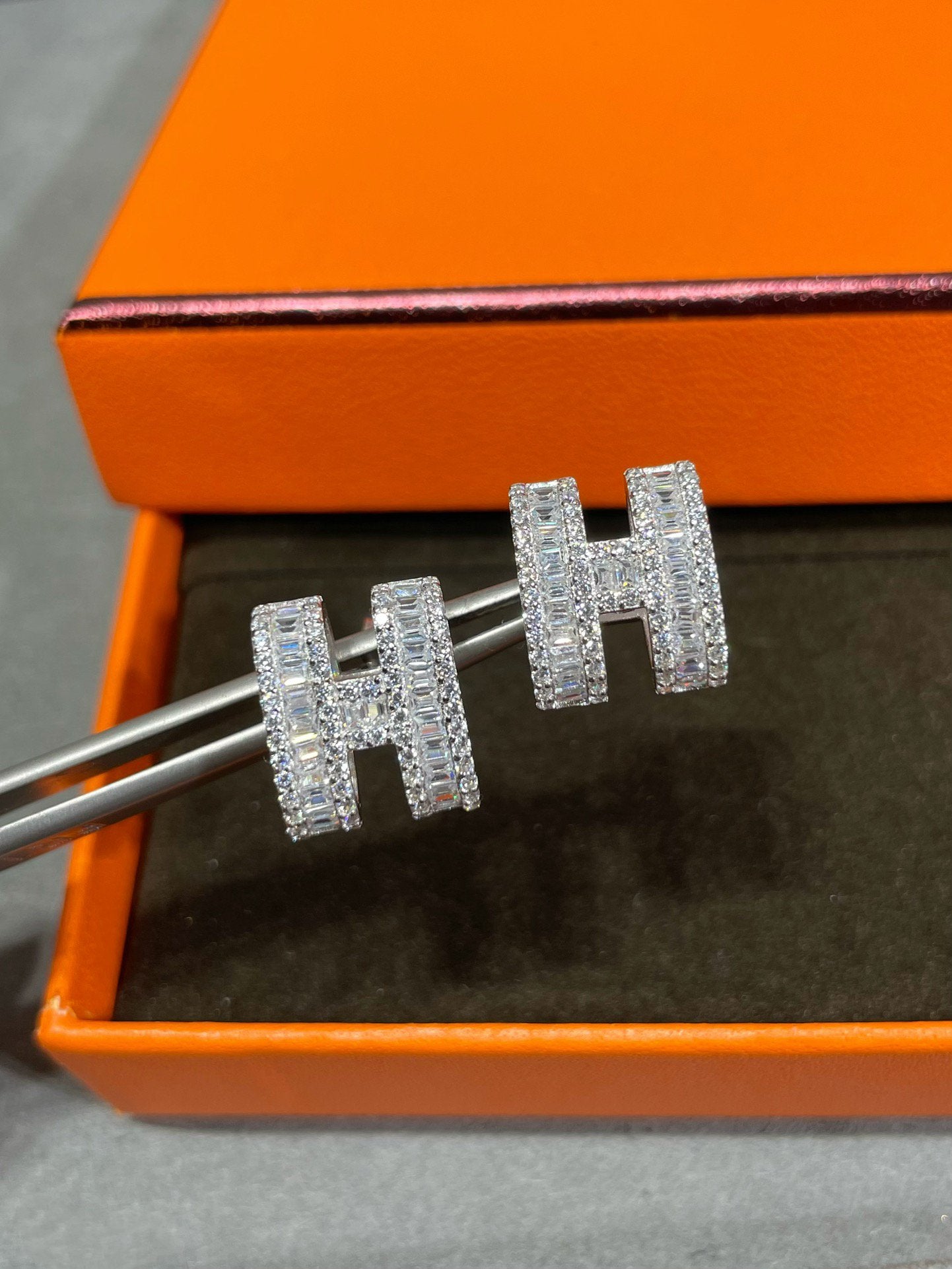 [Max Jewelry ]H STUD EARRINGS WITH SILVER DIAMONDS