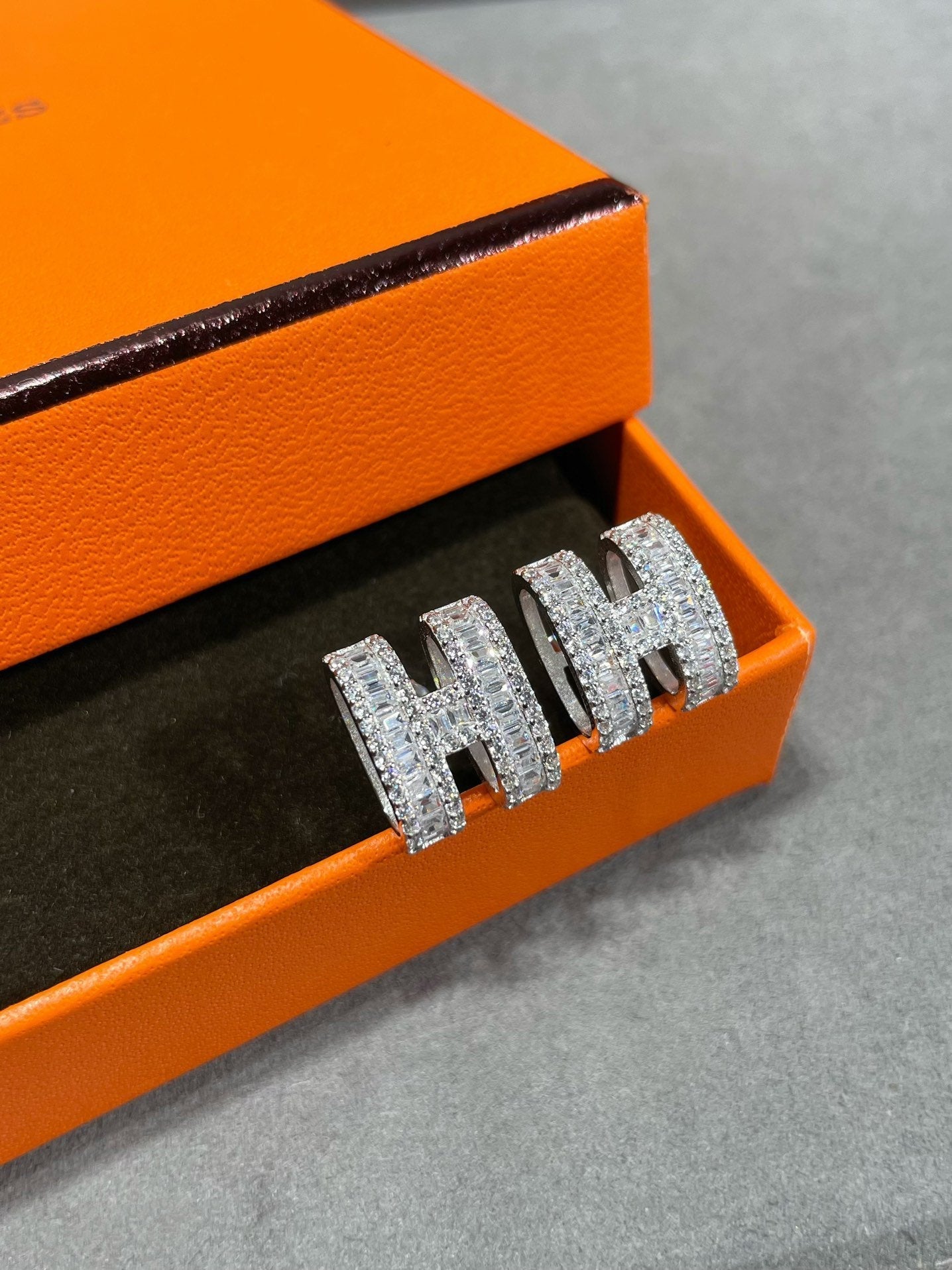 [Max Jewelry ]H STUD EARRINGS WITH SILVER DIAMONDS