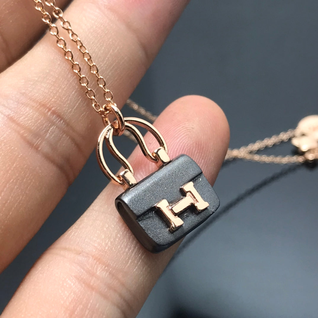 [Max Jewelry ]WOMEN'S HM AMULETTES CONSTANCE PENDANT NECKLACE