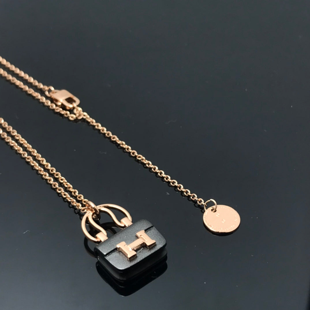 [Max Jewelry ]WOMEN'S HM AMULETTES CONSTANCE PENDANT NECKLACE
