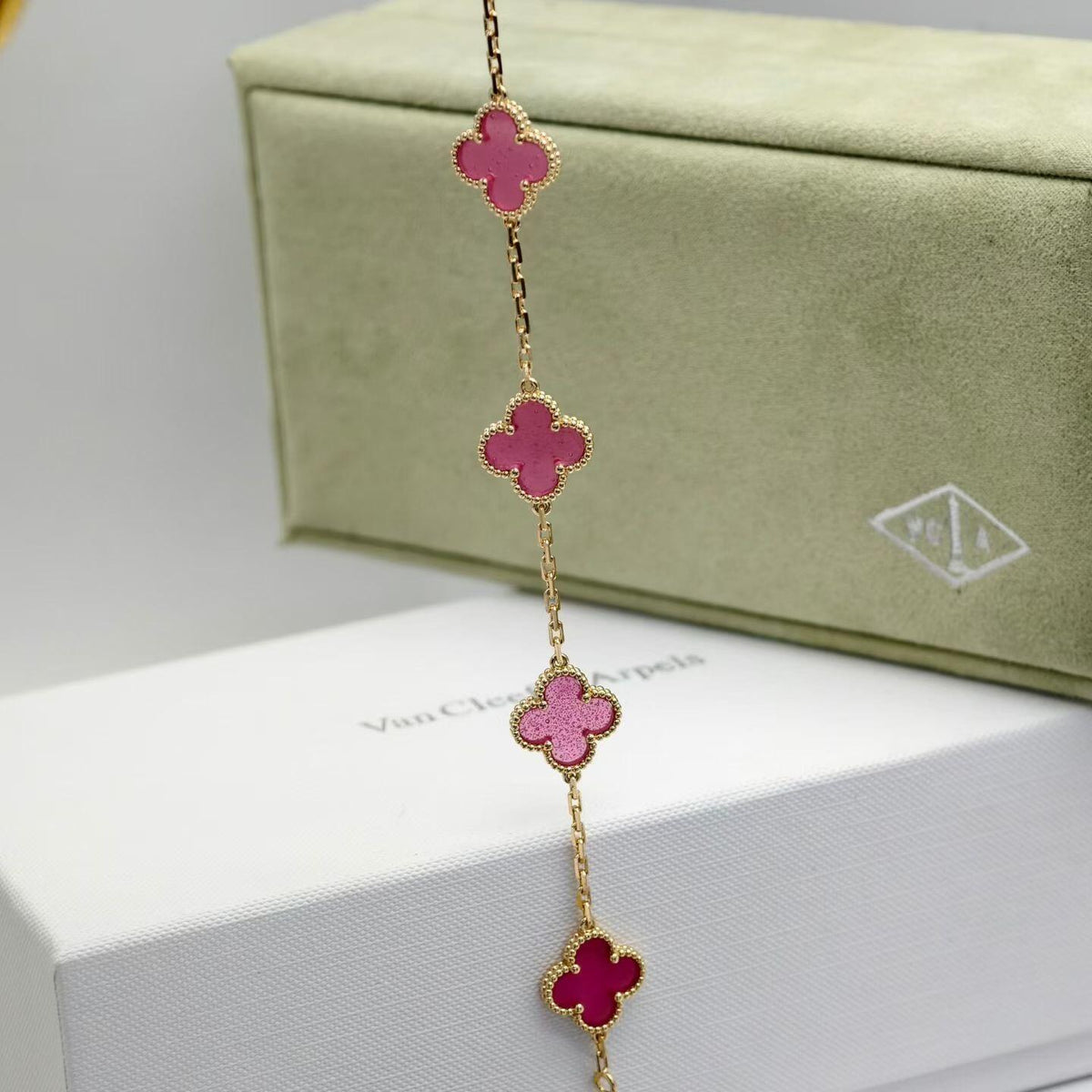 [Plus&Max]NEW CLOVER 5 MOTIFS PINK ENAMEL BRACELET