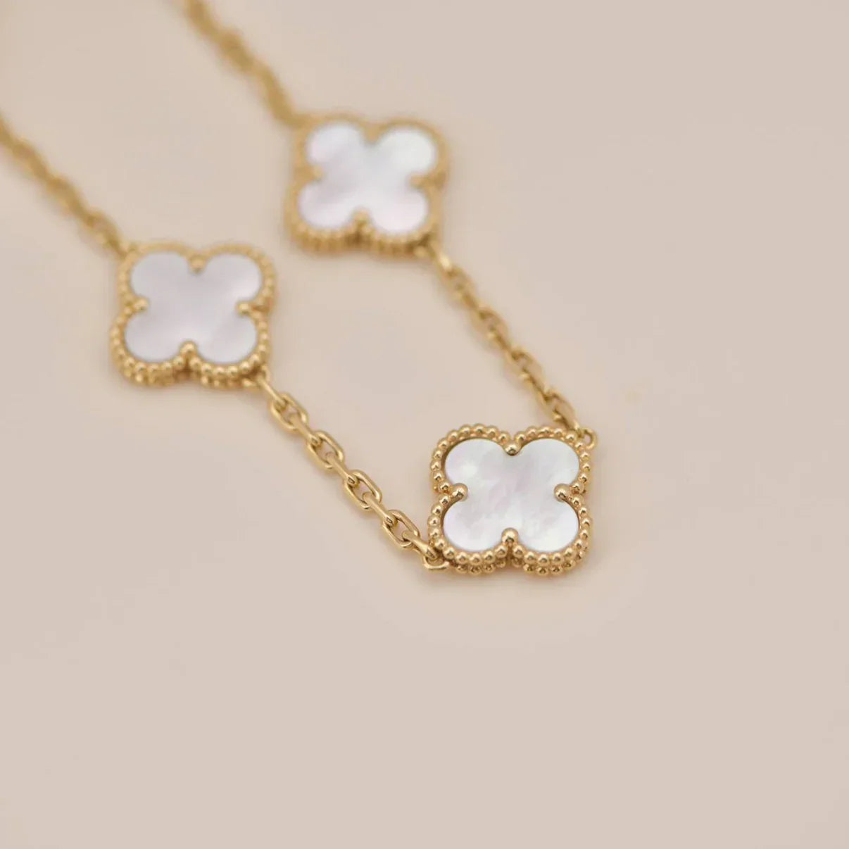 [Max Jewelry ]CLOVER WHITE PEARL MOP 5 MOTIF BRACELET COLLECTION