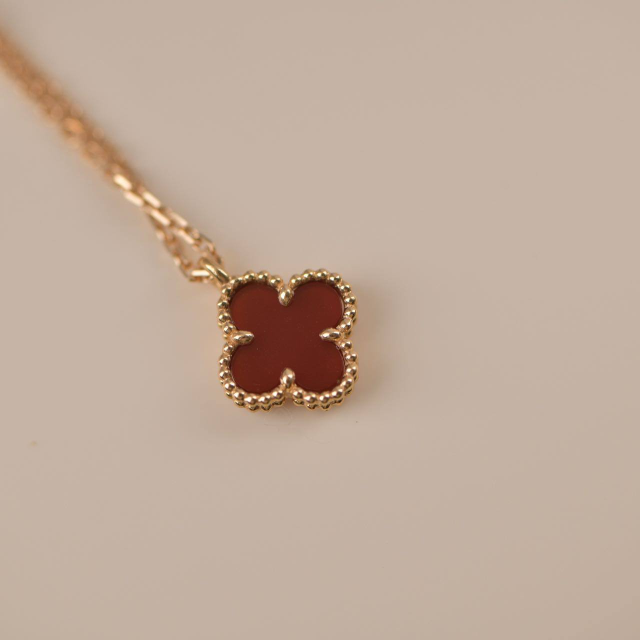 [Max Jewelry ]CLOVER MINI 9.5MM WHITE CARNELIANS NECKLACE