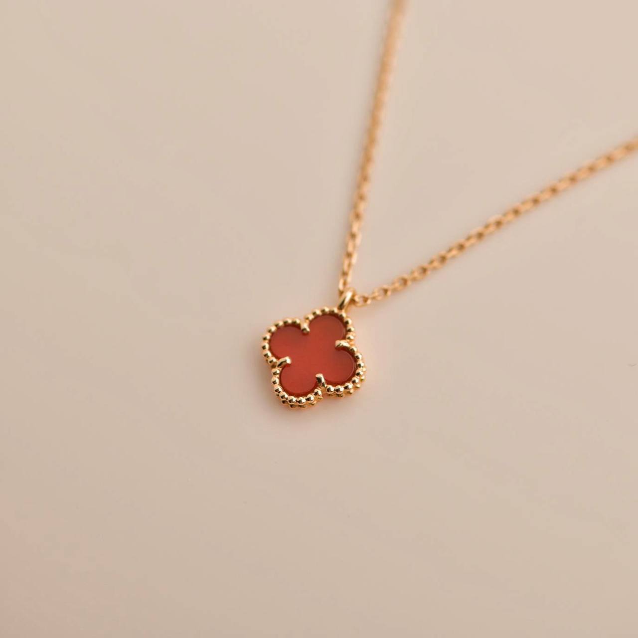 [Max Jewelry ]CLOVER MINI 9.5MM WHITE CARNELIANS NECKLACE