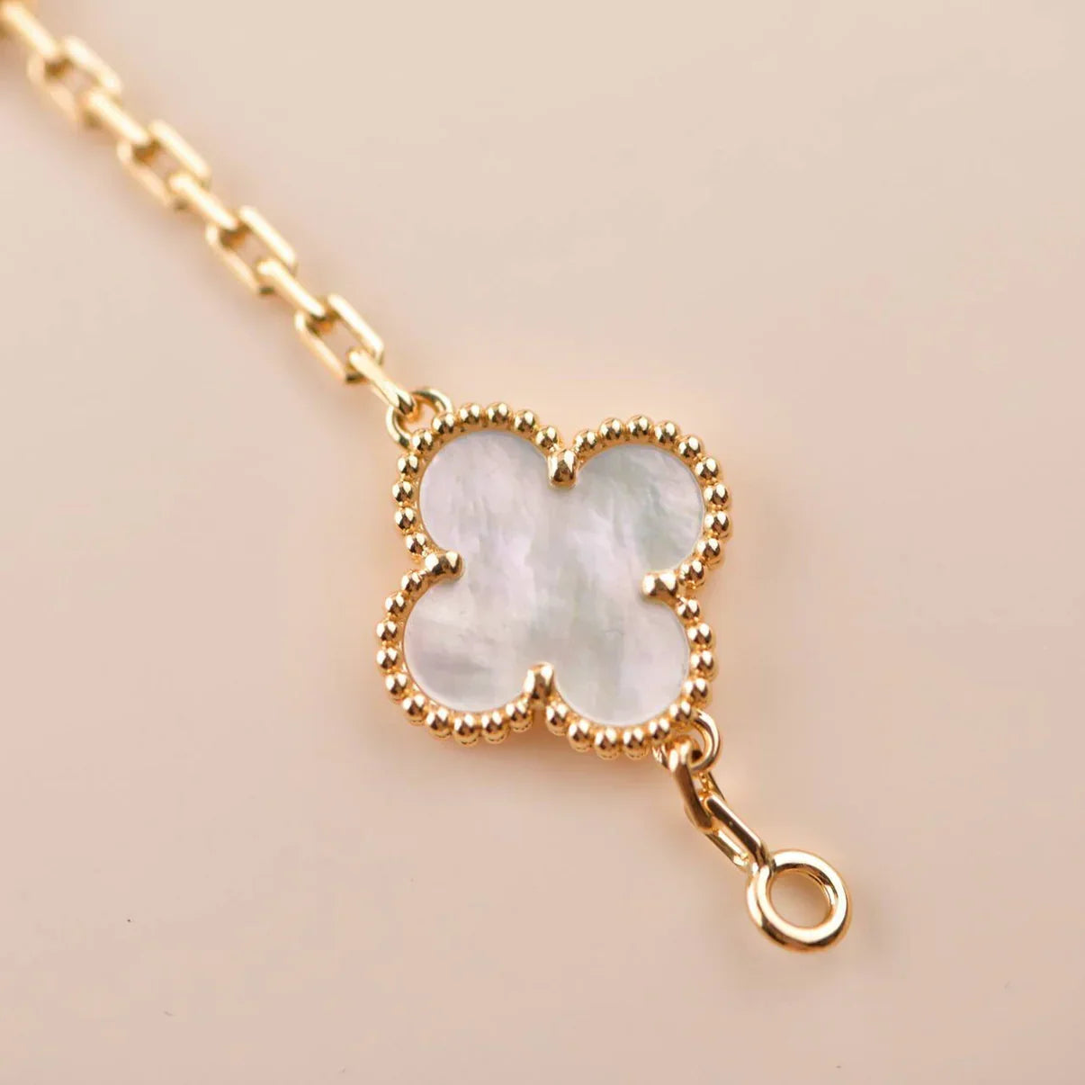 [Max Jewelry ]CLOVER WHITE PEARL MOP 5 MOTIF BRACELET COLLECTION