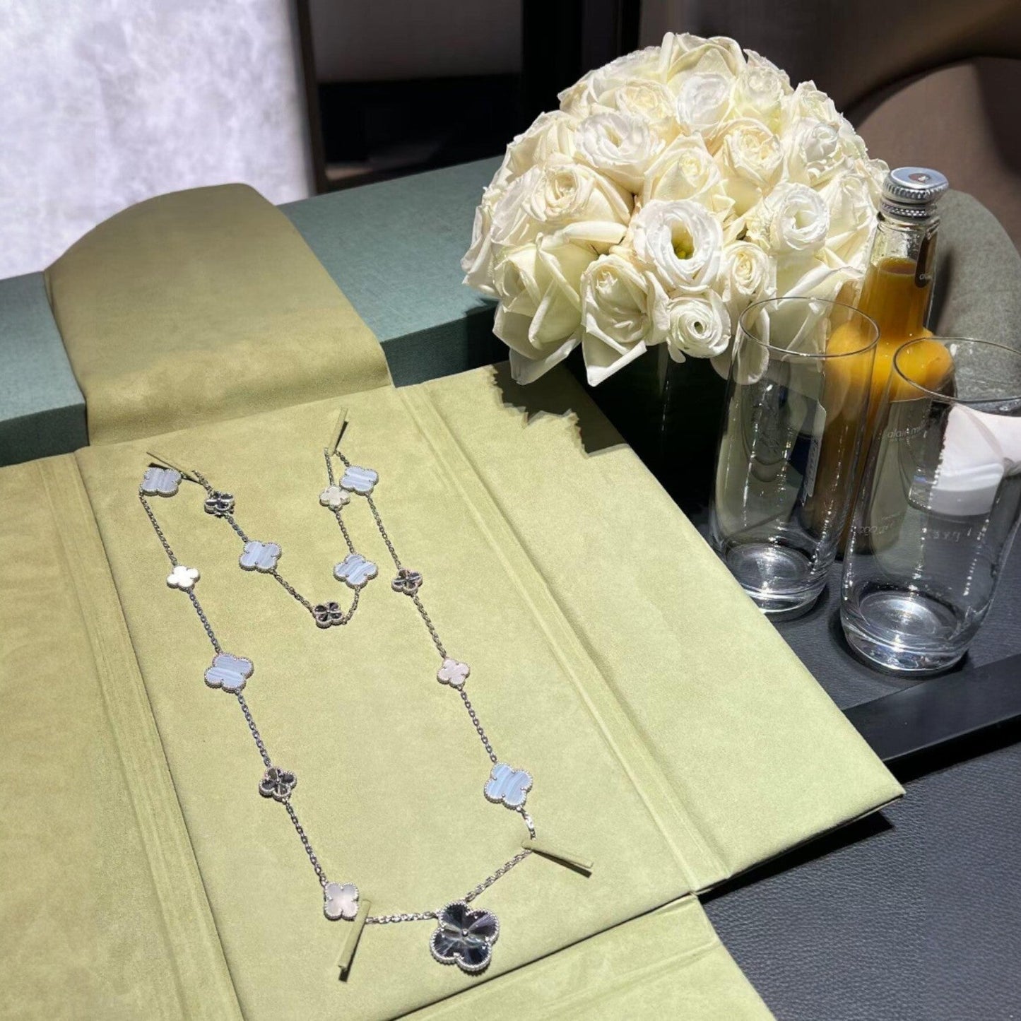 [Max Jewelry ]DETACHABLE CLOVER 15(11+4) FLOWER SILVER NECKLACE SET