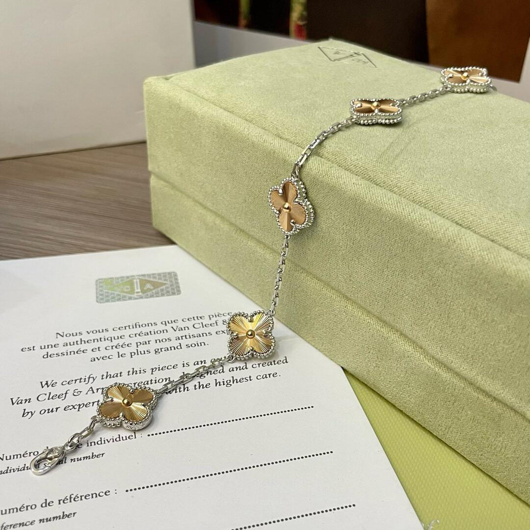 [Max Jewelry ]CLOVER  5 MOTIFS  CHRISTMAS LIMITED EDITION BRACELET