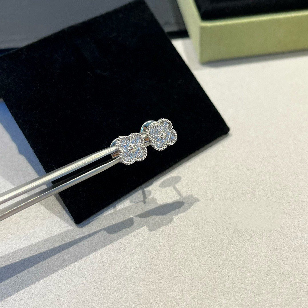 [Max Jewelry ]CLOVER MINI DIAMOND STUD EARRINGS