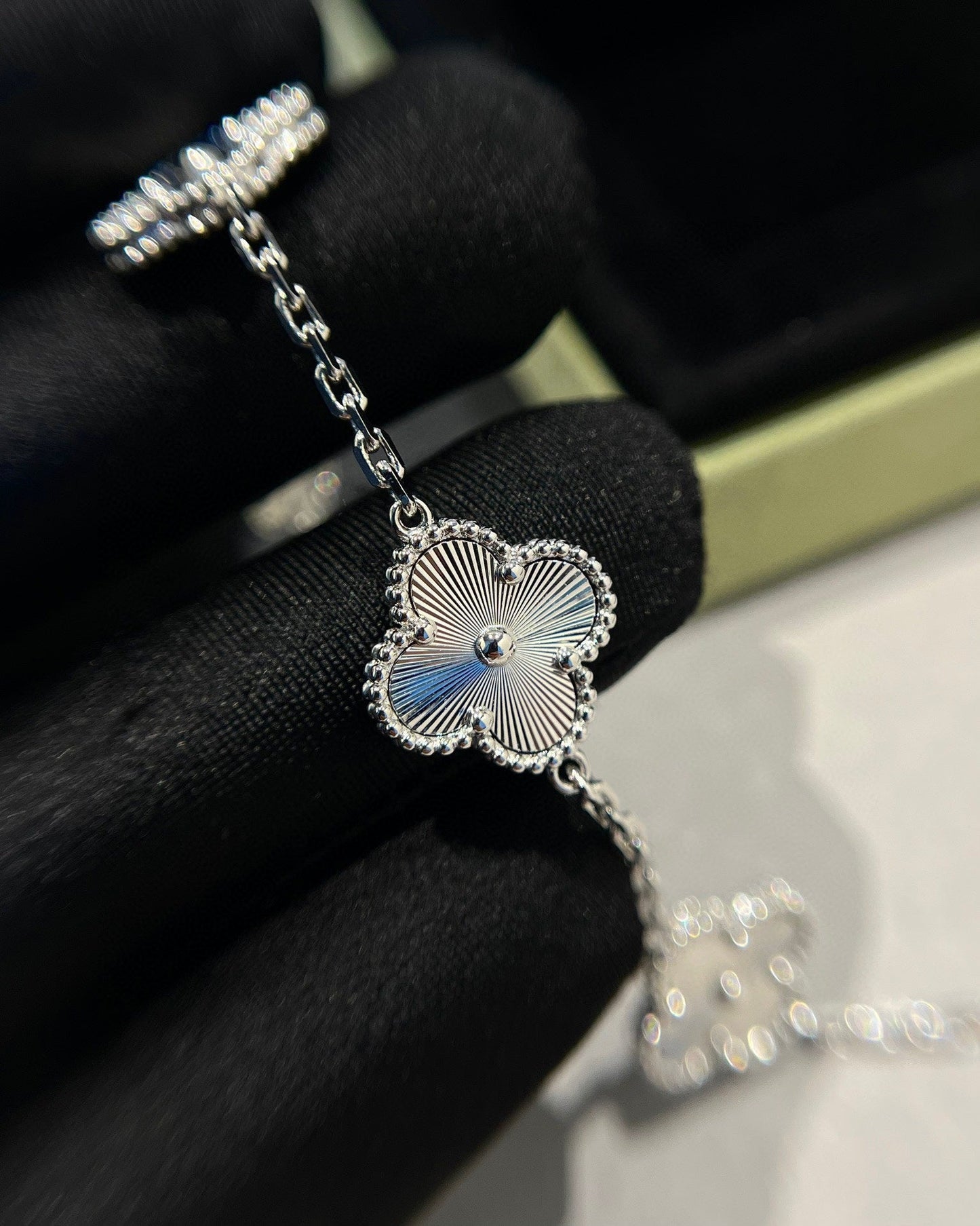 [Max Jewelry ] CLOVER 5 MOTIF LASER BRACELET COLLECTION