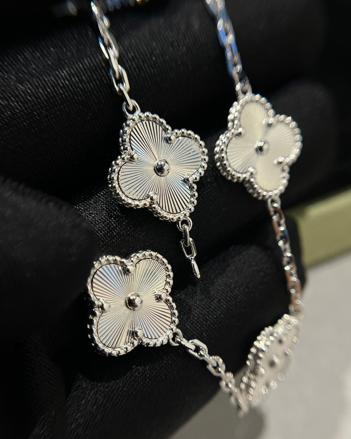 [Max Jewelry ] CLOVER 5 MOTIF LASER BRACELET COLLECTION