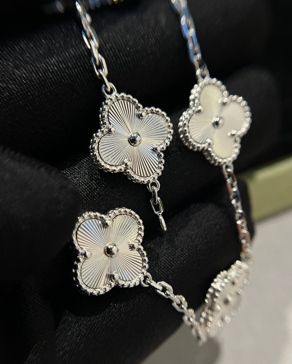 [Plus&Max]LUCKY CLOVER 5-MOTIF BRACELET - LASER COLLECTION