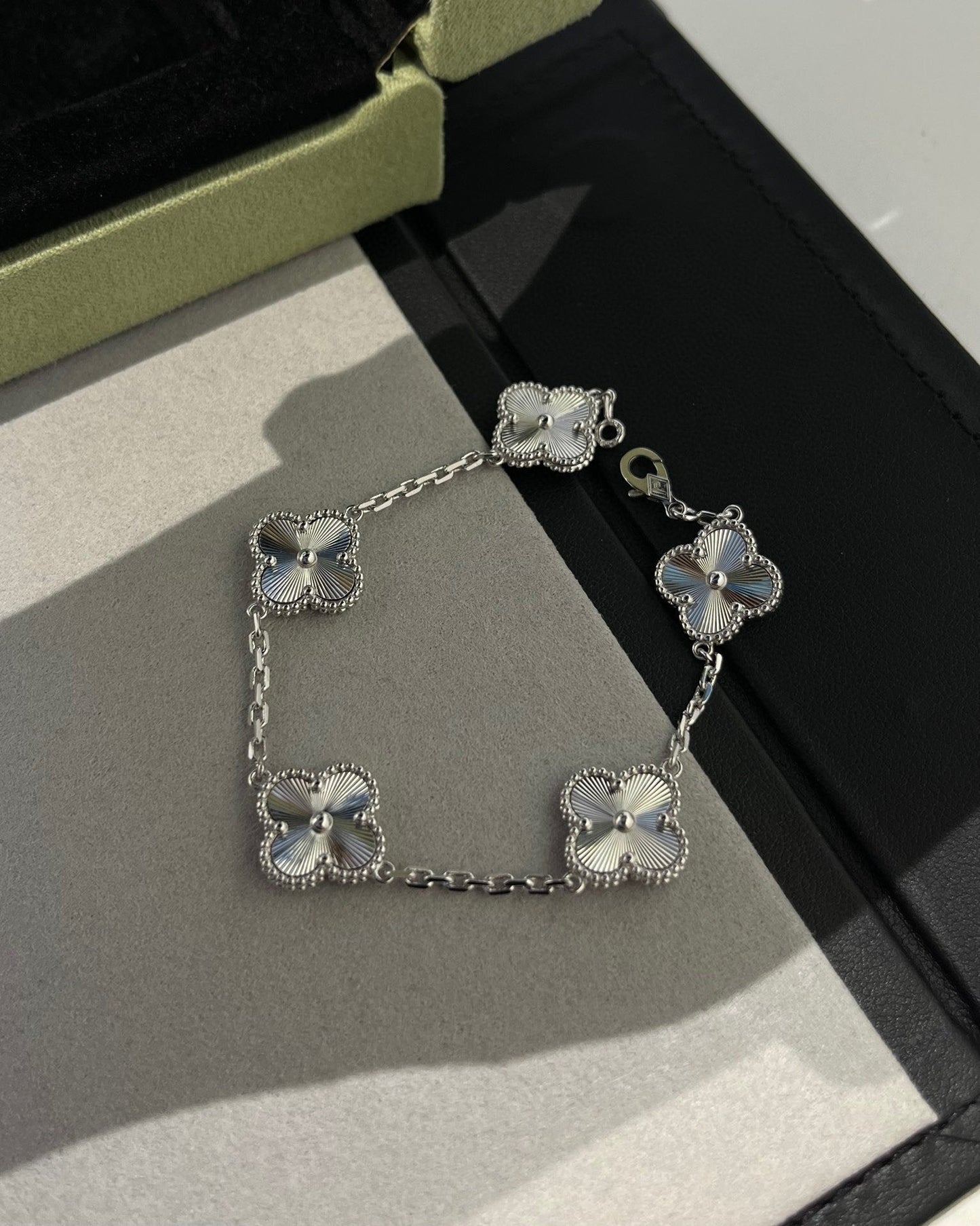 [Max Jewelry ] CLOVER 5 MOTIF LASER BRACELET COLLECTION